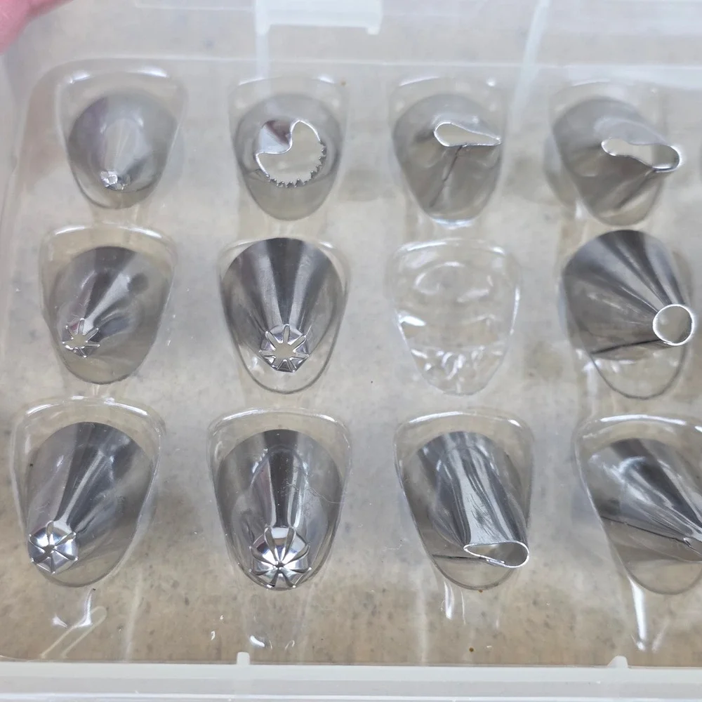 24 Piece Stainless Steel Icing Piping Nozzle Set Decorating Kit‎ with Case